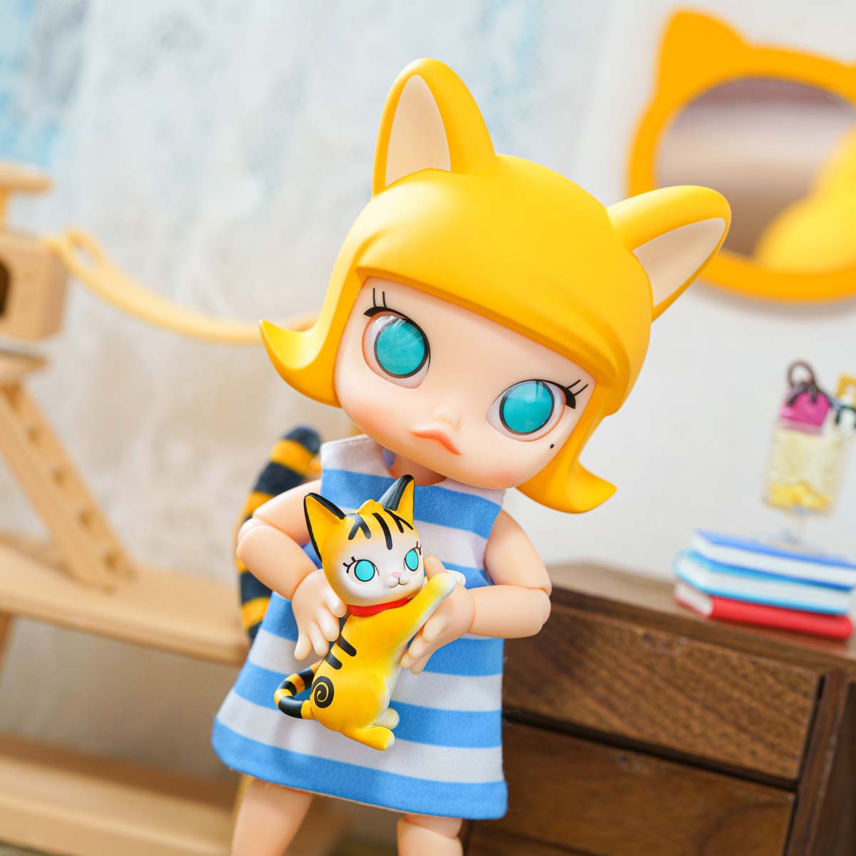  MOLLY Cat In The Box Action Figure
