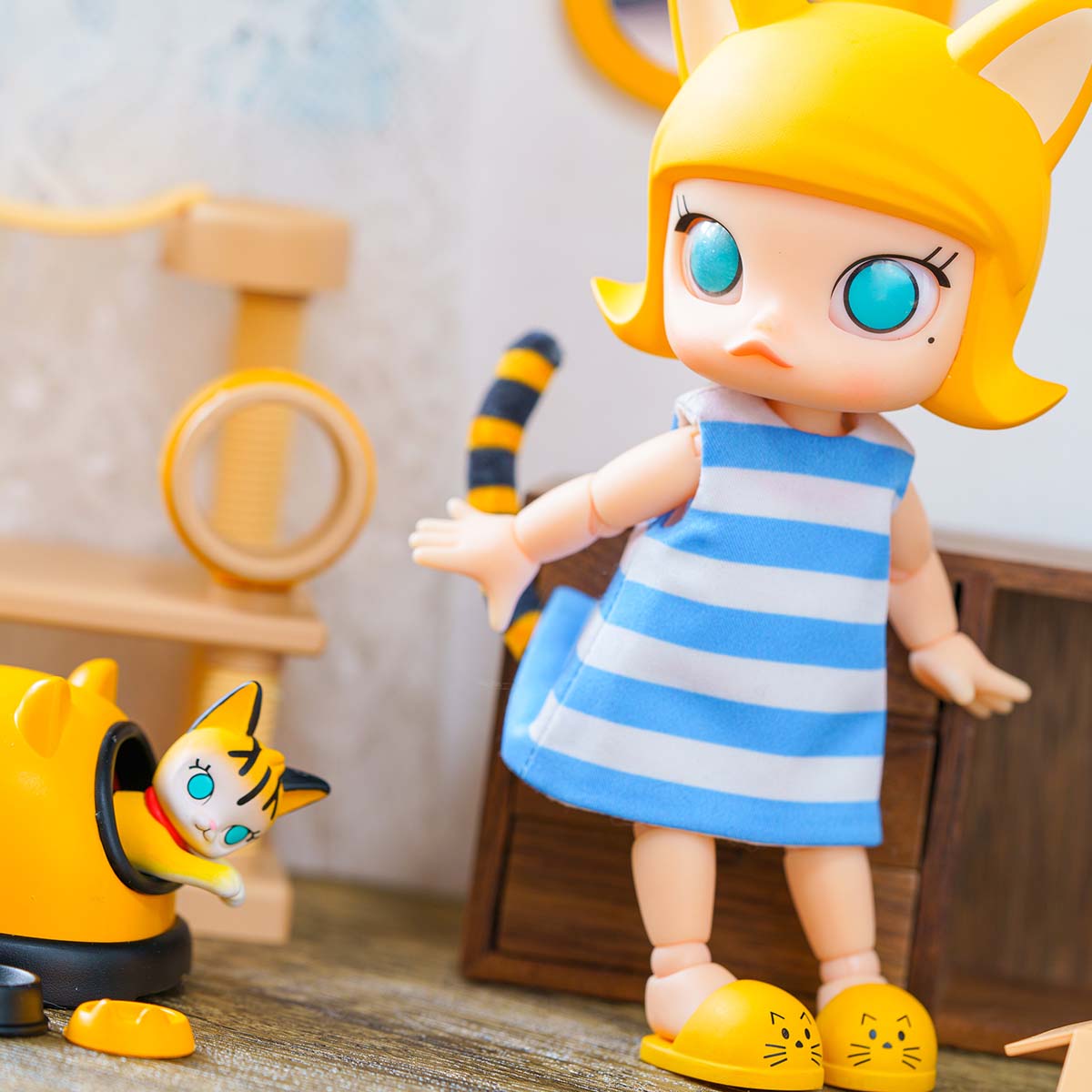  MOLLY Cat In The Box Action Figure
