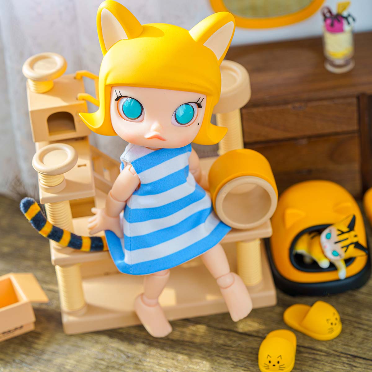  MOLLY Cat In The Box Action Figure