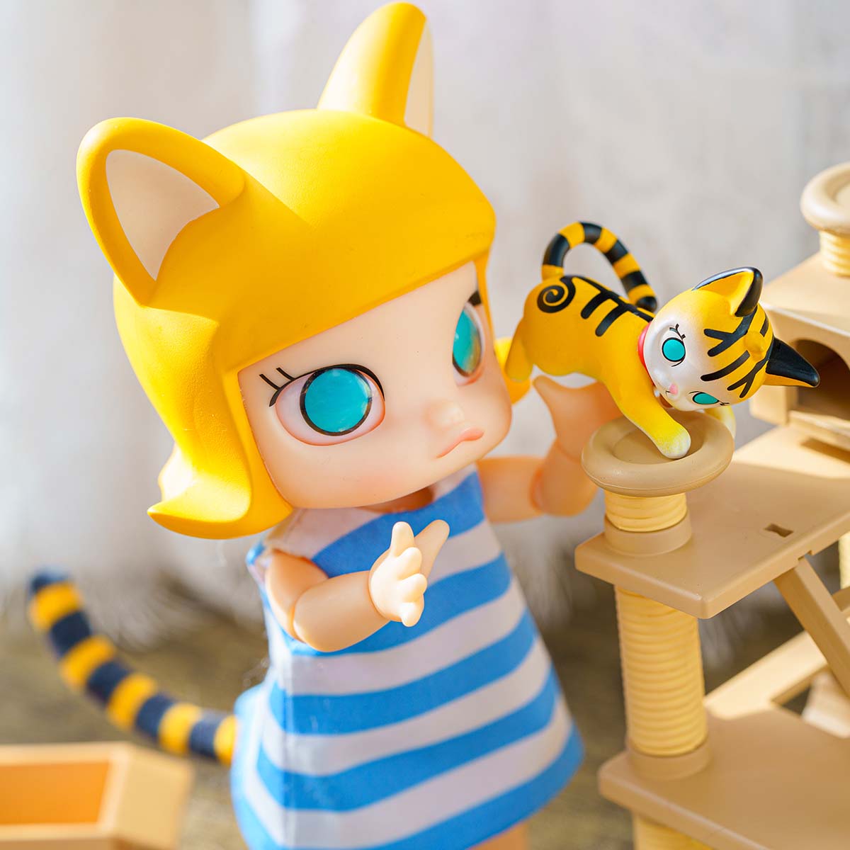  MOLLY Cat In The Box Action Figure