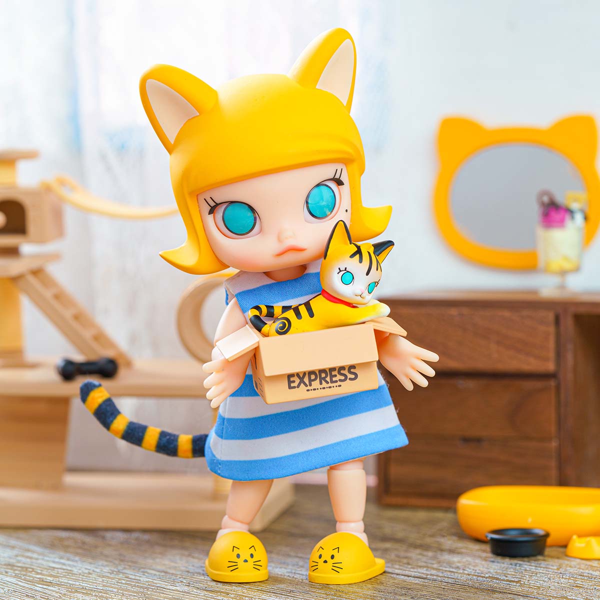  MOLLY Cat In The Box Action Figure